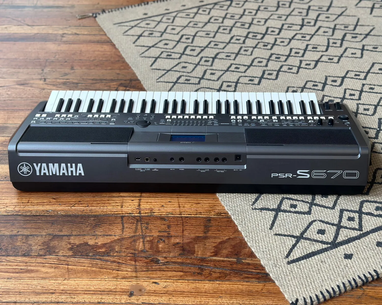 YAMAHA PSR-S670 61-Key Workstation Arranger Keyboard