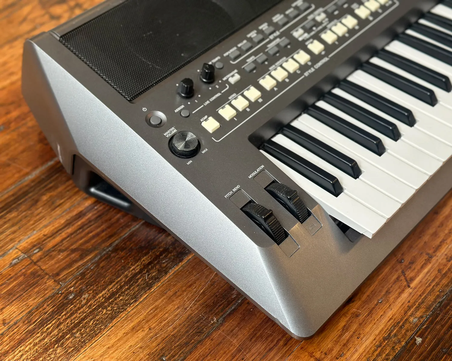 YAMAHA PSR-S670 61-Key Workstation Arranger Keyboard