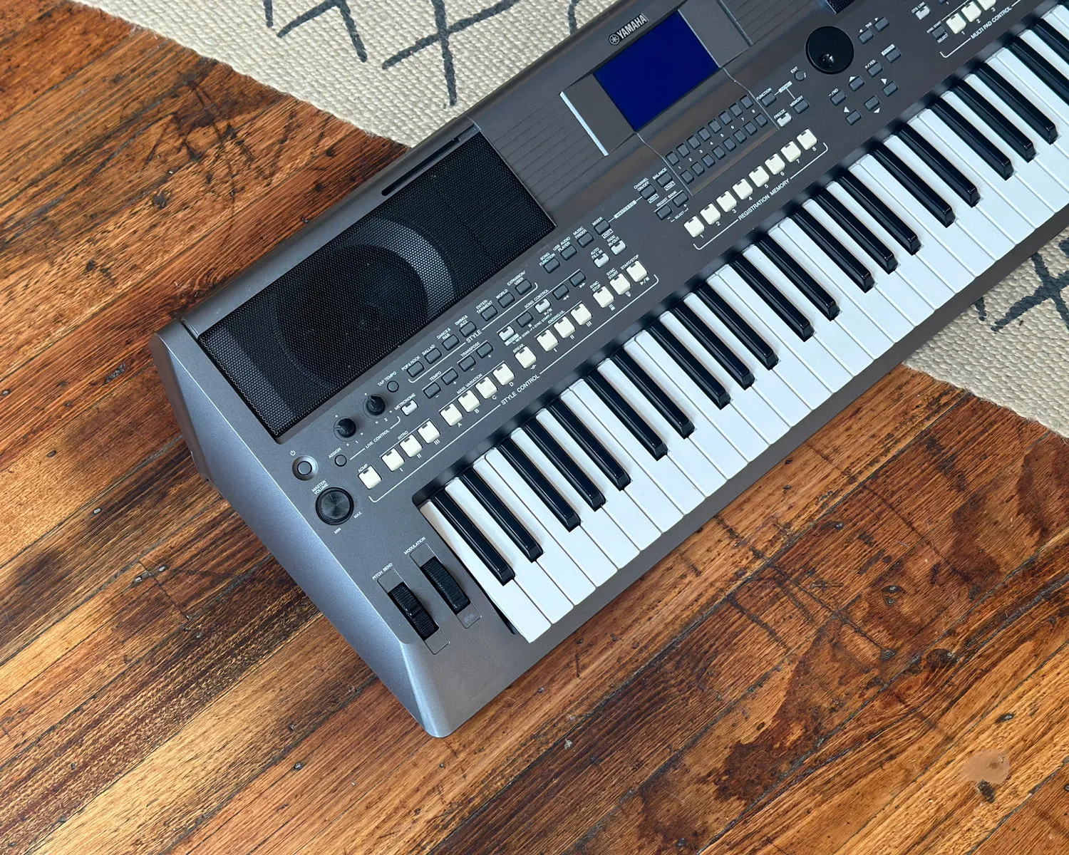 YAMAHA PSR-S670 61-Key Workstation Arranger Keyboard