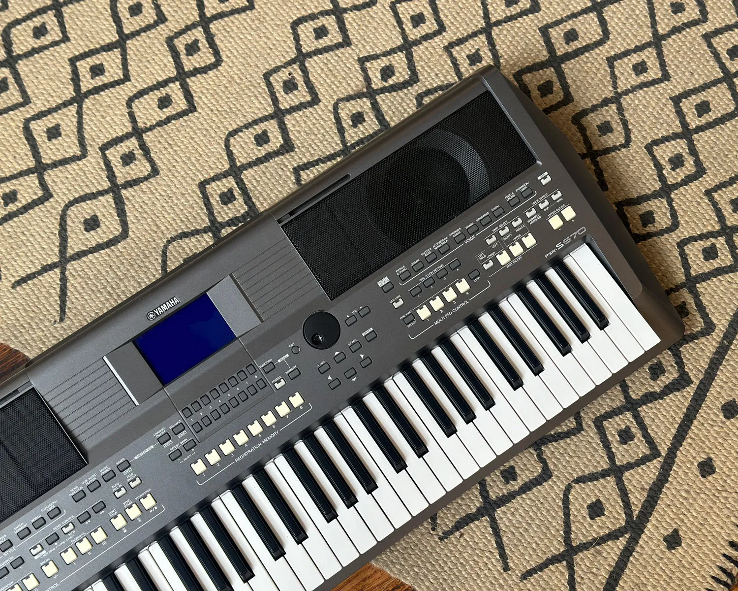 YAMAHA PSR-S670 61-Key Workstation Arranger Keyboard